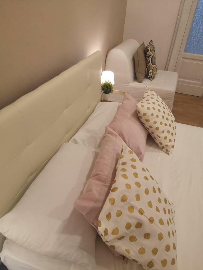 Bed and Breakfast Domus Luigi Leone Neapel Exterior foto